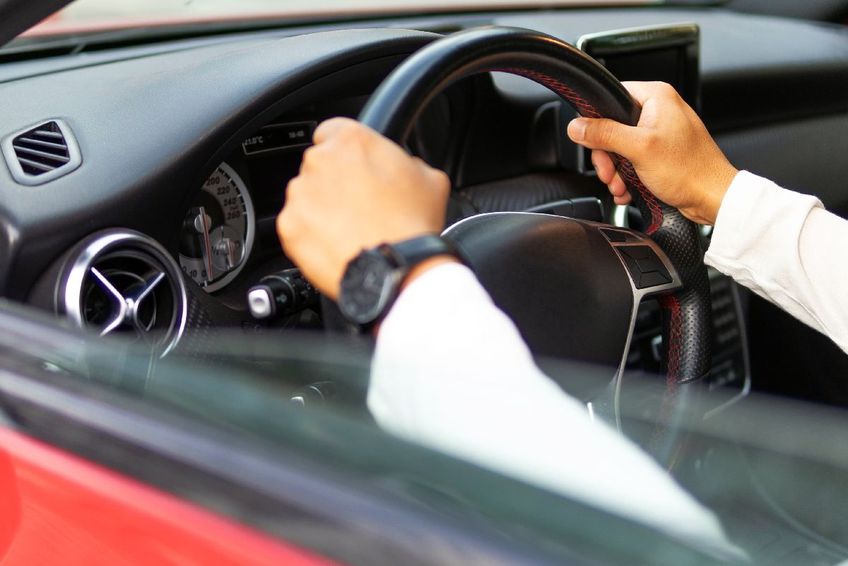 Procentul tinerilor care scriu mesaje in timp ce conduc este de 75% / Sursă foto: Imago Images