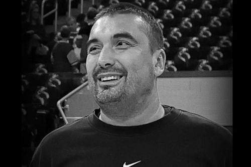 Sârbul Dejan Milojevic, antrenorul asistent al lui Golden State Warriors, a murit la vârsta de 46 de ani. A suferit un infarct, marți seară, în timpul unei cine la care participa întreaga echipă.
