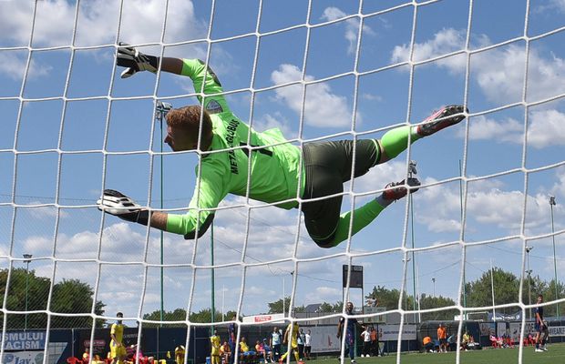 Un an de zile a luat doar banii! Portarul din Superligă care a fost dat afară fără să joace niciun meci