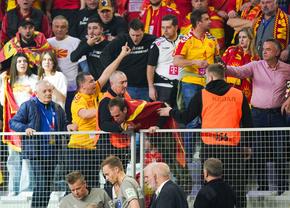 Fiasco la finalul unui meci de la Campionatul Mondial de Handbal! Fanii au aruncat cu obiecte în teren, iar adversarii au fugit la vestiare
