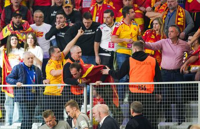 Fiasco la finalul unui meci de la Campionatul Mondial de Handbal! Fanii au aruncat cu obiecte în teren, iar adversarii au fugit la vestiare