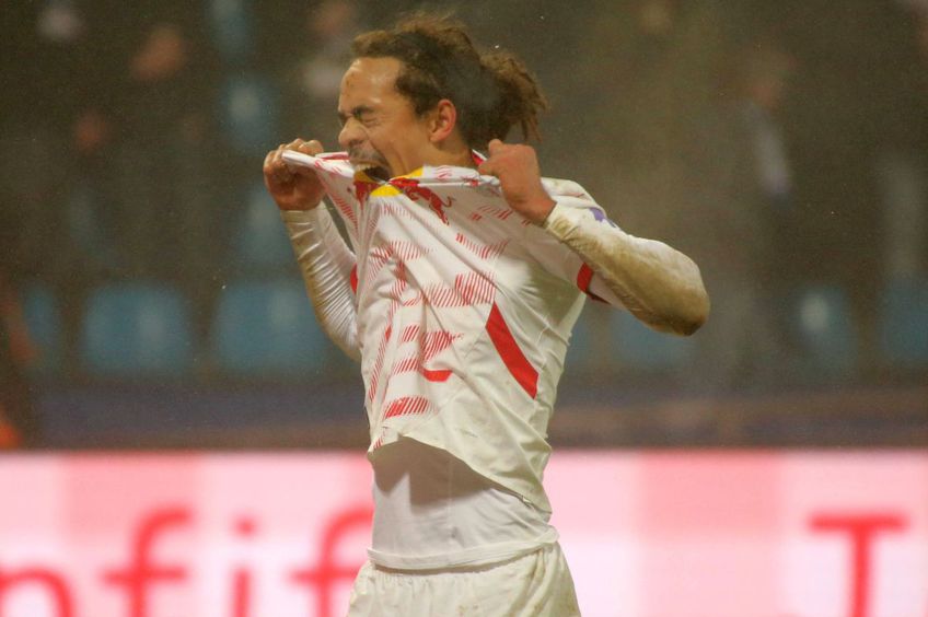 Poulsen și-a rupt tricoul de disperare după egalul cu Bochum // Foto: Imago