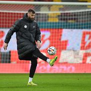 Lukas Zima, încălzire la pauza meciului FCSB - Hermannstadt 1-1. Foto: Eduard Vînătoru