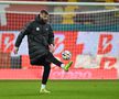 Lukas Zima, încălzire la pauza meciului FCSB - Hermannstadt 1-1. Foto: Eduard Vînătoru