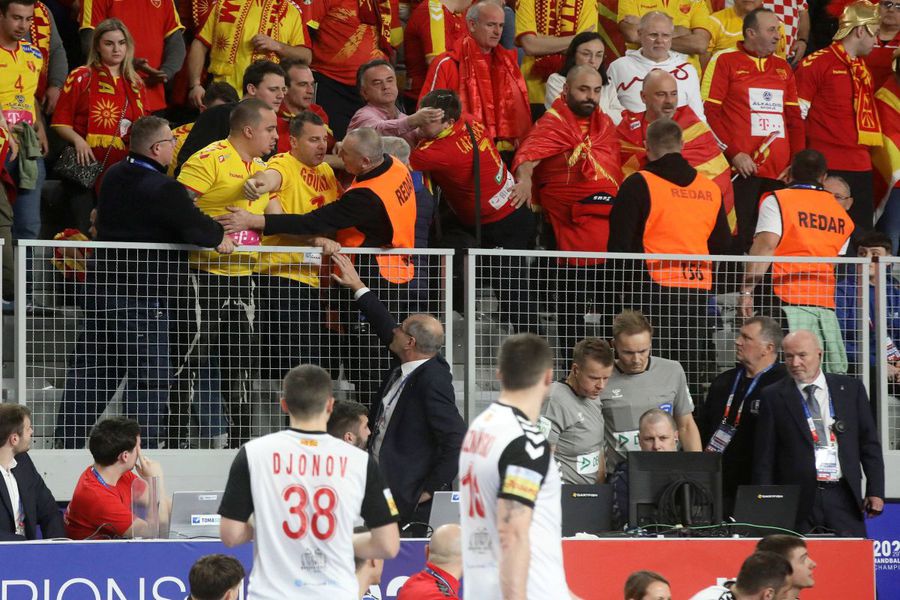 Fiasco la finalul unui meci de la Campionatul Mondial de Handbal! Fanii au aruncat cu obiecte în teren, iar adversarii au fugit la vestiare