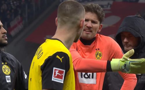 Portarul Gregor Kobel se ceartă pe teren, la Frankfurt, cu fundașul Waldemar Anton / Foto: Captură DAZN