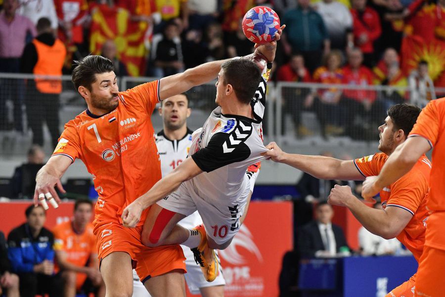 Fiasco la finalul unui meci de la Campionatul Mondial de Handbal! Fanii au aruncat cu obiecte în teren, iar adversarii au fugit la vestiare