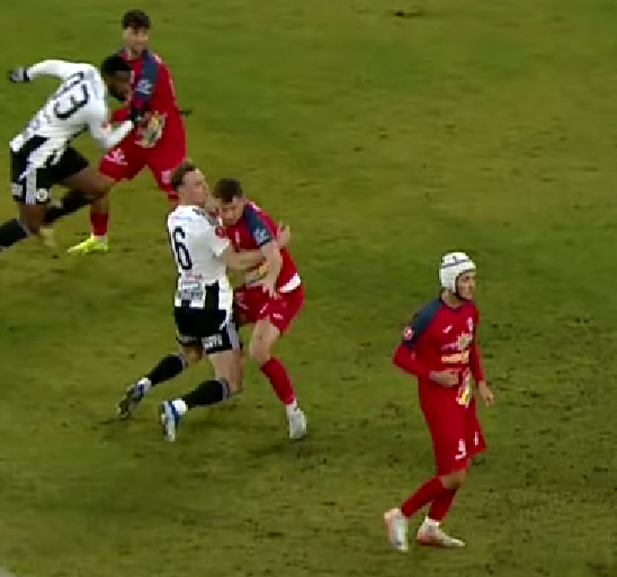 Duelul dintre Ișfan și Van der Werff, care a decis meciul U Cluj - Gloria Buzău