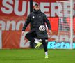 Lukas Zima, încălzire la pauza meciului FCSB - Hermannstadt 1-1. Foto: Eduard Vînătoru