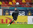 Lukas Zima, încălzire la pauza meciului FCSB - Hermannstadt 1-1. Foto: Eduard Vînătoru