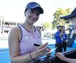 Eva Lys semnând autografe după calificarea în „optimi” la Australian Open Foto: Imago