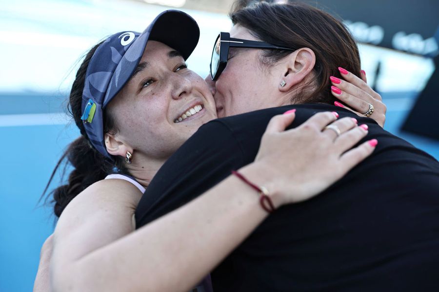 Eva Lys, îmbrățișată de mama ei după victoria cu Jaqueline Cristian Foto: Imago Cu ce problemă se confruntă învingătoarea lui Jaqueline Cristian de la Australian Open: „E o chestiune care va face mereu parte din viața mea, trebuie să am grijă”