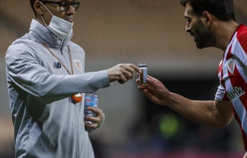 Fiolele magice luate de jucătorii din Spania pentru a scăpa de crampele musculare