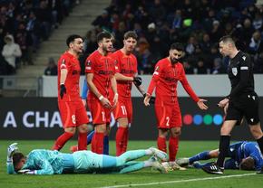 Trei fotbaliști de la FCSB sunt la un pas de suspendare cu Manchester United » Campioana se poate trezi într-o situație disperată