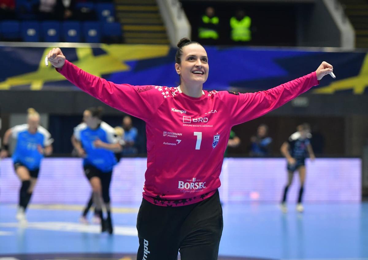Elizabeth Omoregie și iubita Gabi Moreschi s-au îmbrăcat în tricoul naționalei favorite de la Mondial