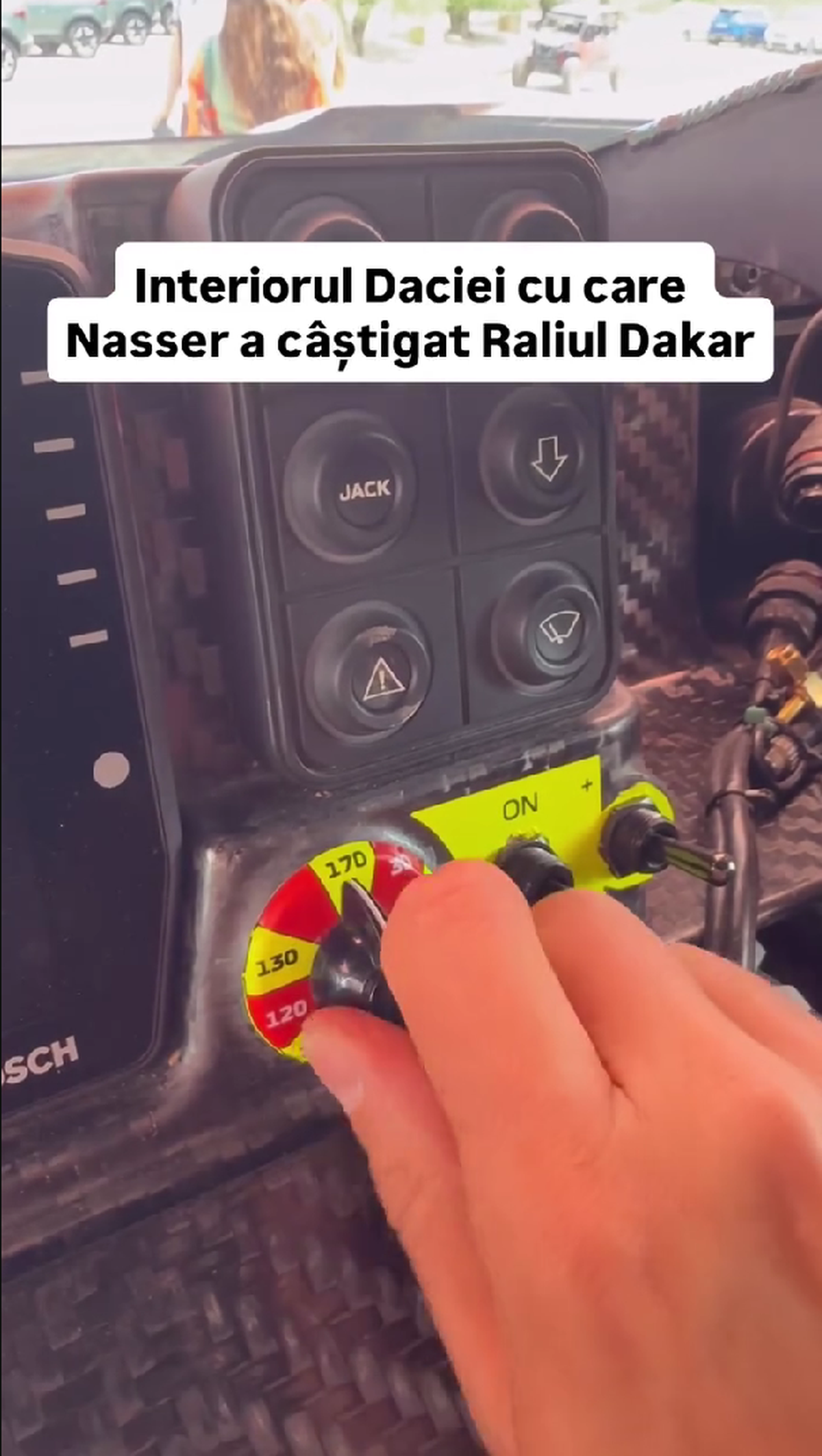 Cum arată interiorul Daciei care a scris istorie la Dakar