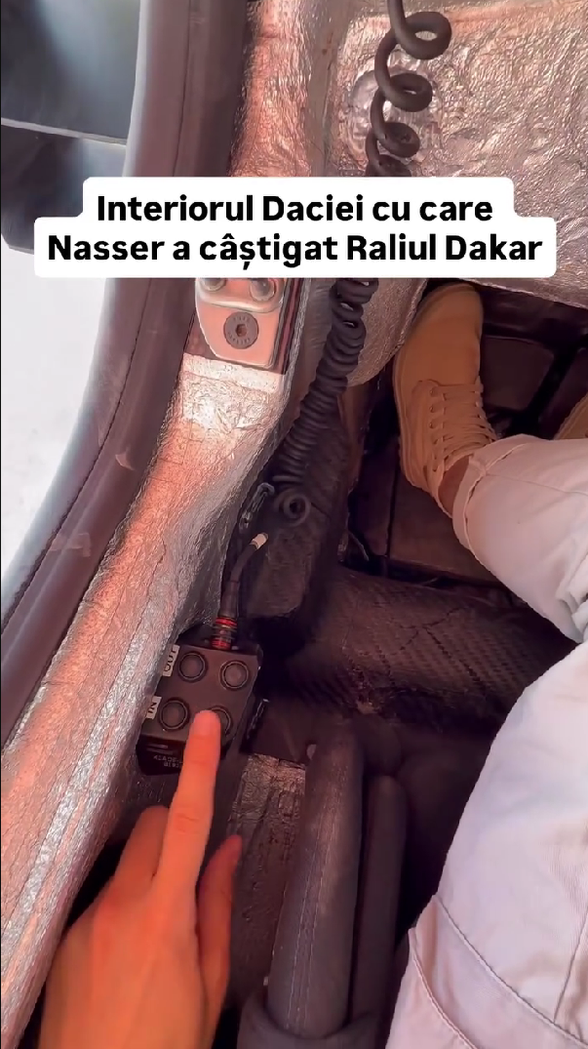 Cum arată interiorul Daciei care a scris istorie la Dakar » Butoane, cabluri, fibră de carbon și soluții „old-school”