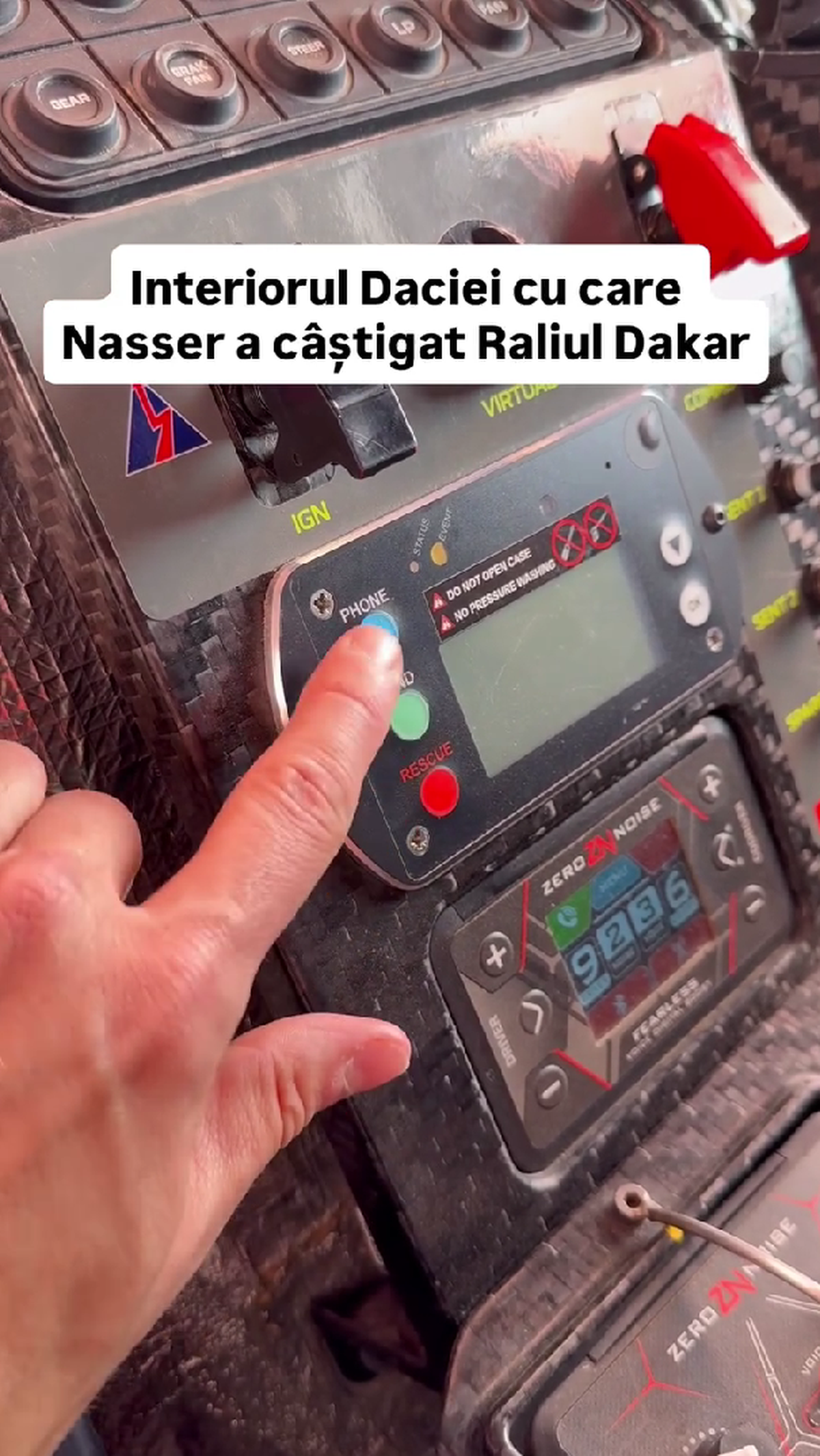 Cum arată interiorul Daciei care a scris istorie la Dakar » Butoane, cabluri, fibră de carbon și soluții „old-school”