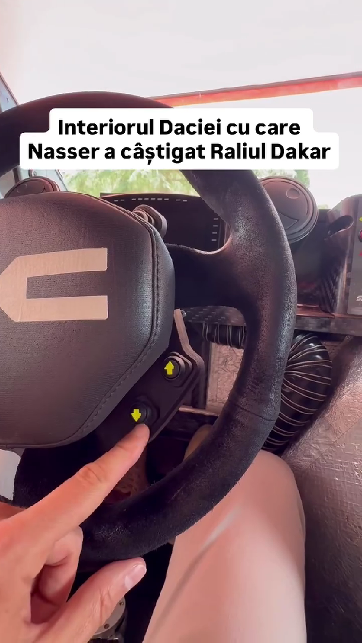 Cum arată interiorul Daciei care a scris istorie la Dakar » Butoane, cabluri, fibră de carbon și soluții „old-school”