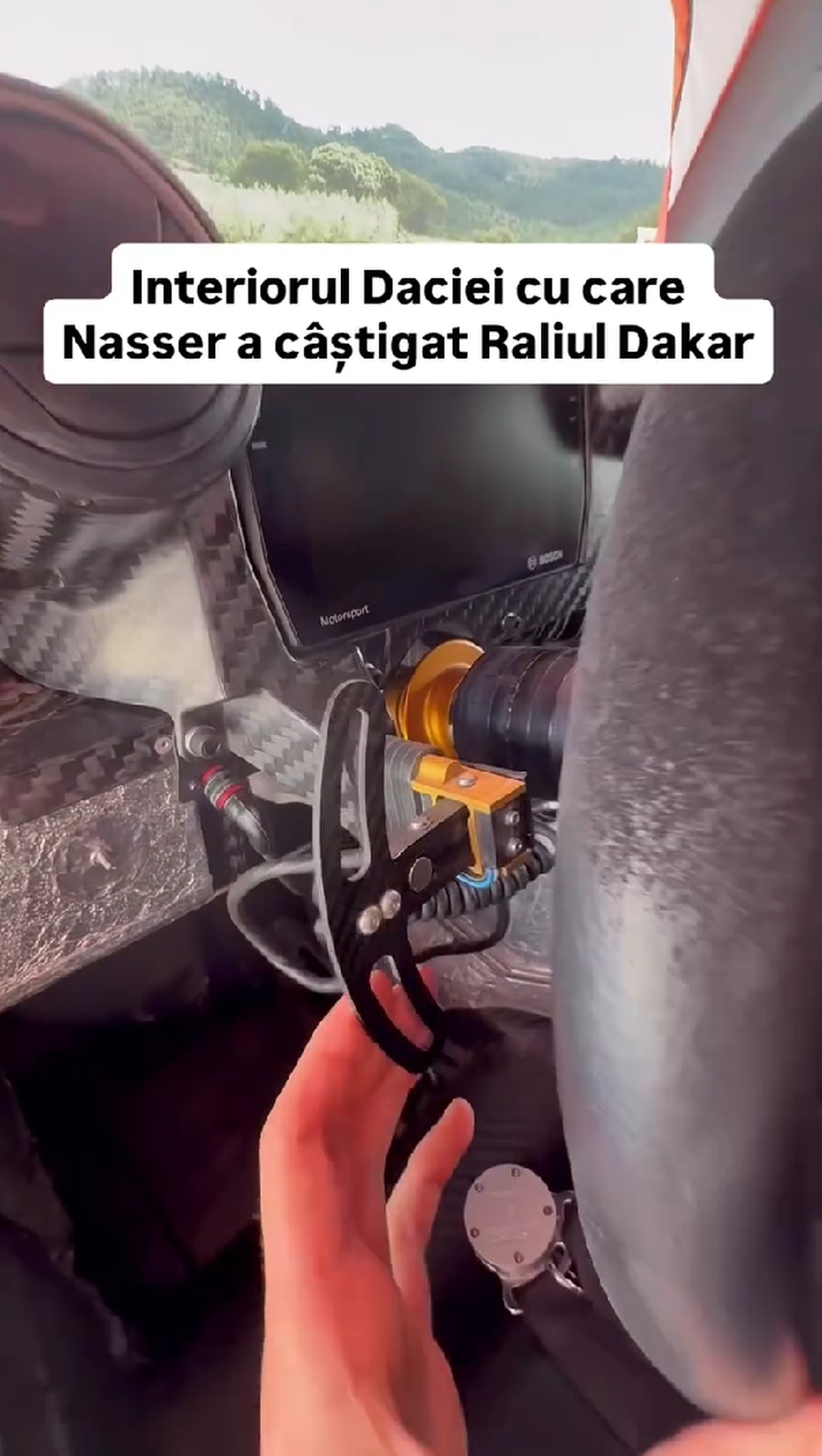 Cum arată interiorul Daciei care a scris istorie la Dakar » Butoane, cabluri, fibră de carbon și soluții „old-school”