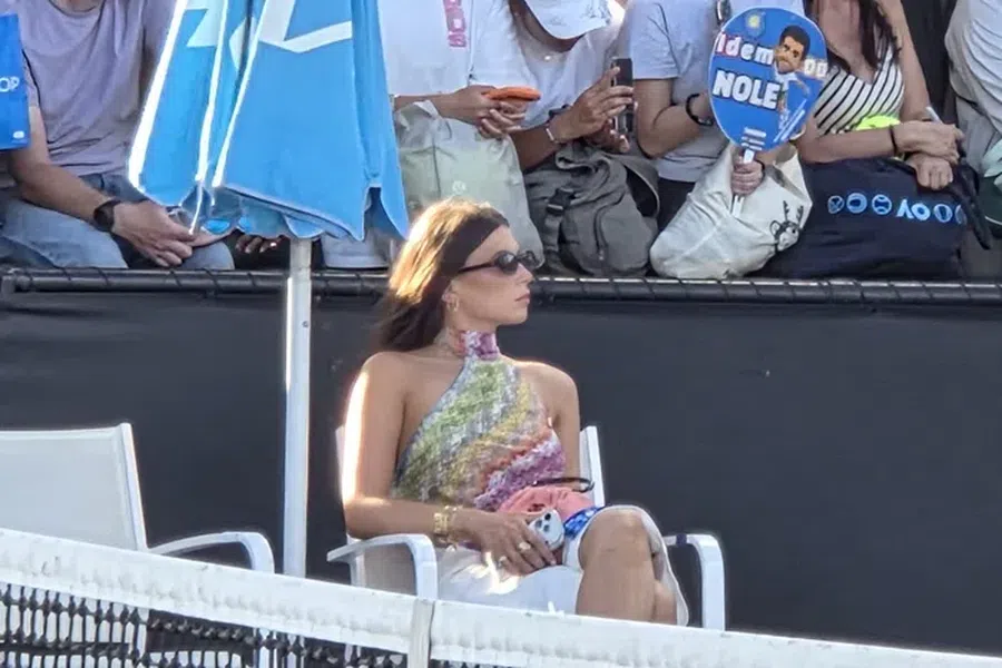 Cine este bruneta misterioasă care a atras atenția în timpul antrenamentului lui Novak Djokovic