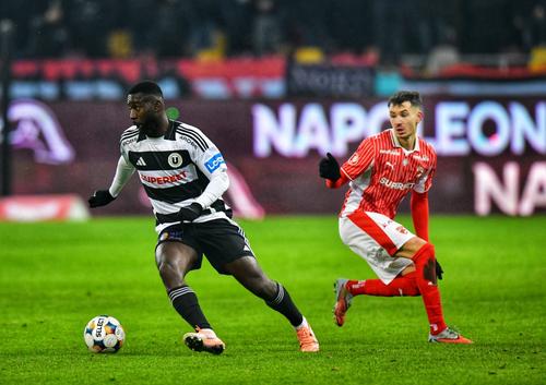 Issouf Macalou vs Opruț, în Dinamo - U Cluj // FOTO: Cristi Preda (GSP.ro)
