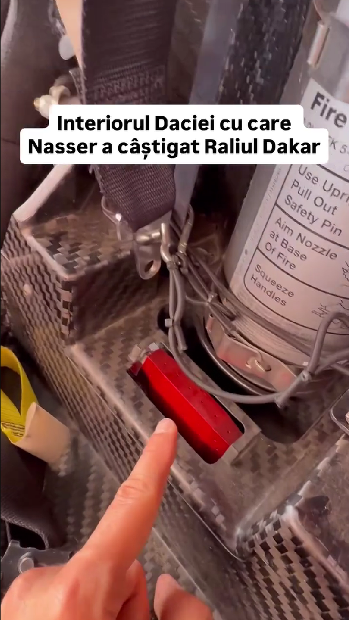 Cum arată interiorul Daciei care a scris istorie la Dakar » Butoane, cabluri, fibră de carbon și soluții „old-school”