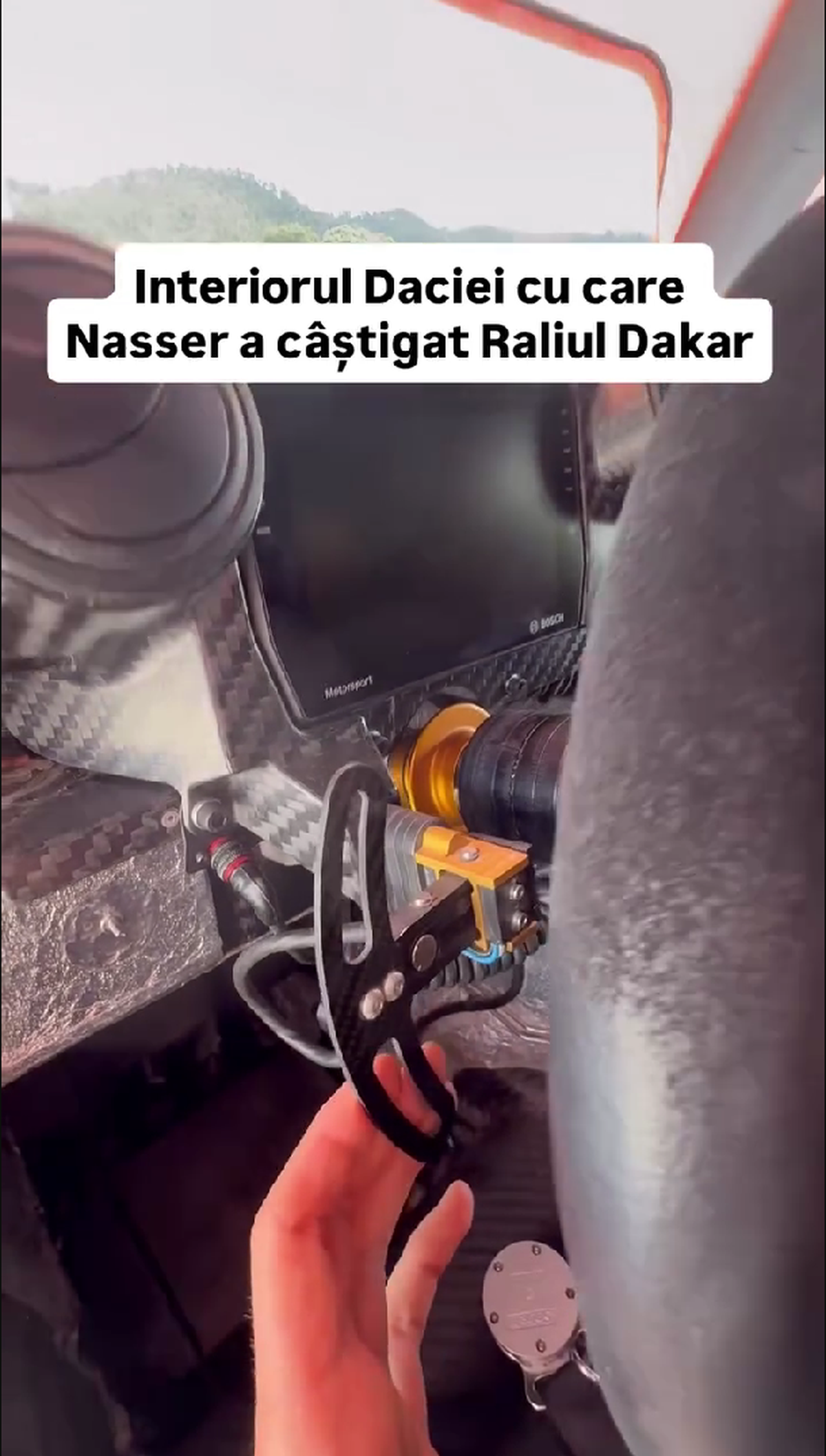 Cum arată interiorul Daciei care a scris istorie la Dakar » Butoane, cabluri, fibră de carbon și soluții „old-school”