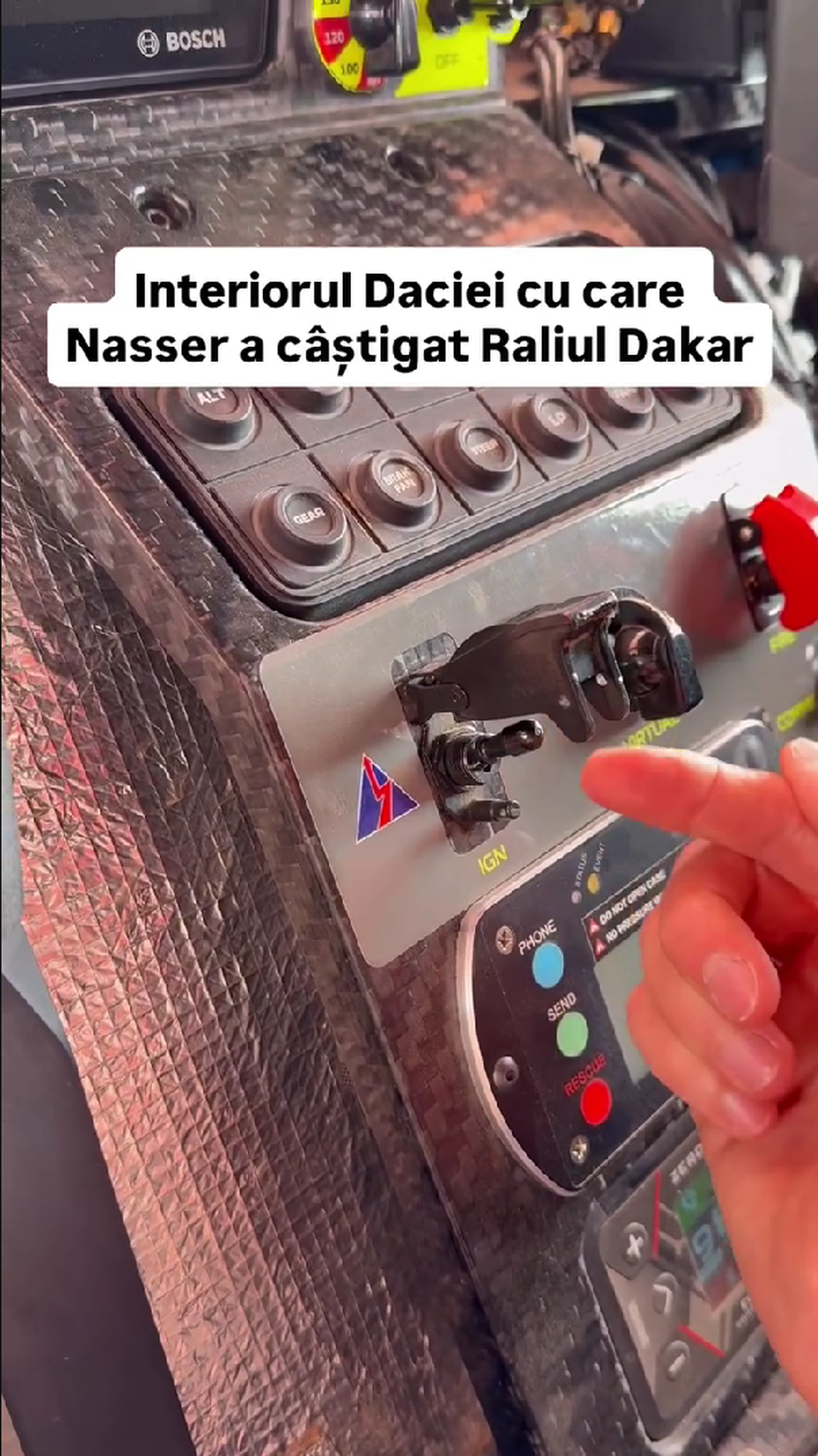 Cum arată interiorul Daciei care a scris istorie la Dakar » Butoane, cabluri, fibră de carbon și soluții „old-school”