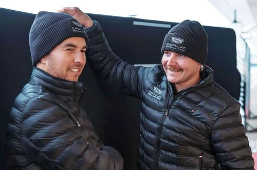 Valtteri Bottas, în dreapta, alături de Sergio „Checo” Perez // sursă foto: Instagram @ cadillacf1