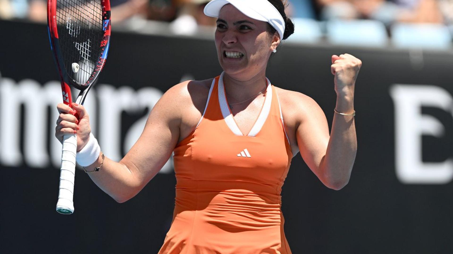 Gabriela Ruse în acțiune pe terenul de tenis la Australian Open, după victoria din meciul debut, pregătindu-se pentru turul 2 Australian Open | sursa foto: Gazeta Sporturilor Gabriela Ruse în acțiune pe terenul de tenis la Australian Open, după victoria din meciul debut, pregătindu-se pentru turul 2 Australian Open | sursa foto: Gazeta Sporturilor