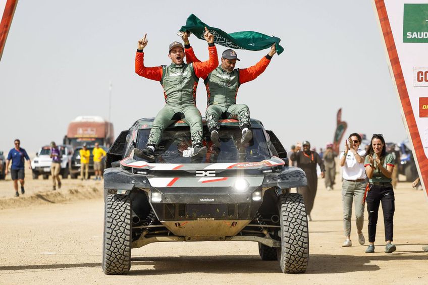 Cum arată interiorul Daciei care a scris istorie la Dakar // FOTO: Imago Images