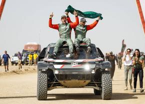 Cum arată interiorul Daciei care a scris istorie la Dakar » Butoane, cabluri, fibră de carbon și soluții „old-school”