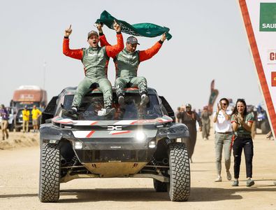 Cum arată interiorul Daciei care a scris istorie la Dakar » Butoane, cabluri, fibră de carbon și soluții „old-school”