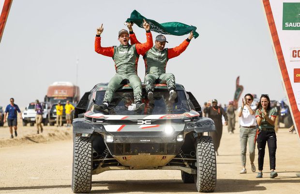 Cum arată interiorul Daciei care a scris istorie la Dakar » Butoane, cabluri, fibră de carbon și soluții „old-school”