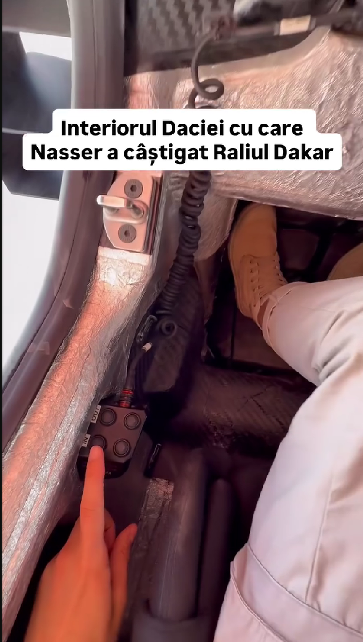 Cum arată interiorul Daciei care a scris istorie la Dakar » Butoane, cabluri, fibră de carbon și soluții „old-school”