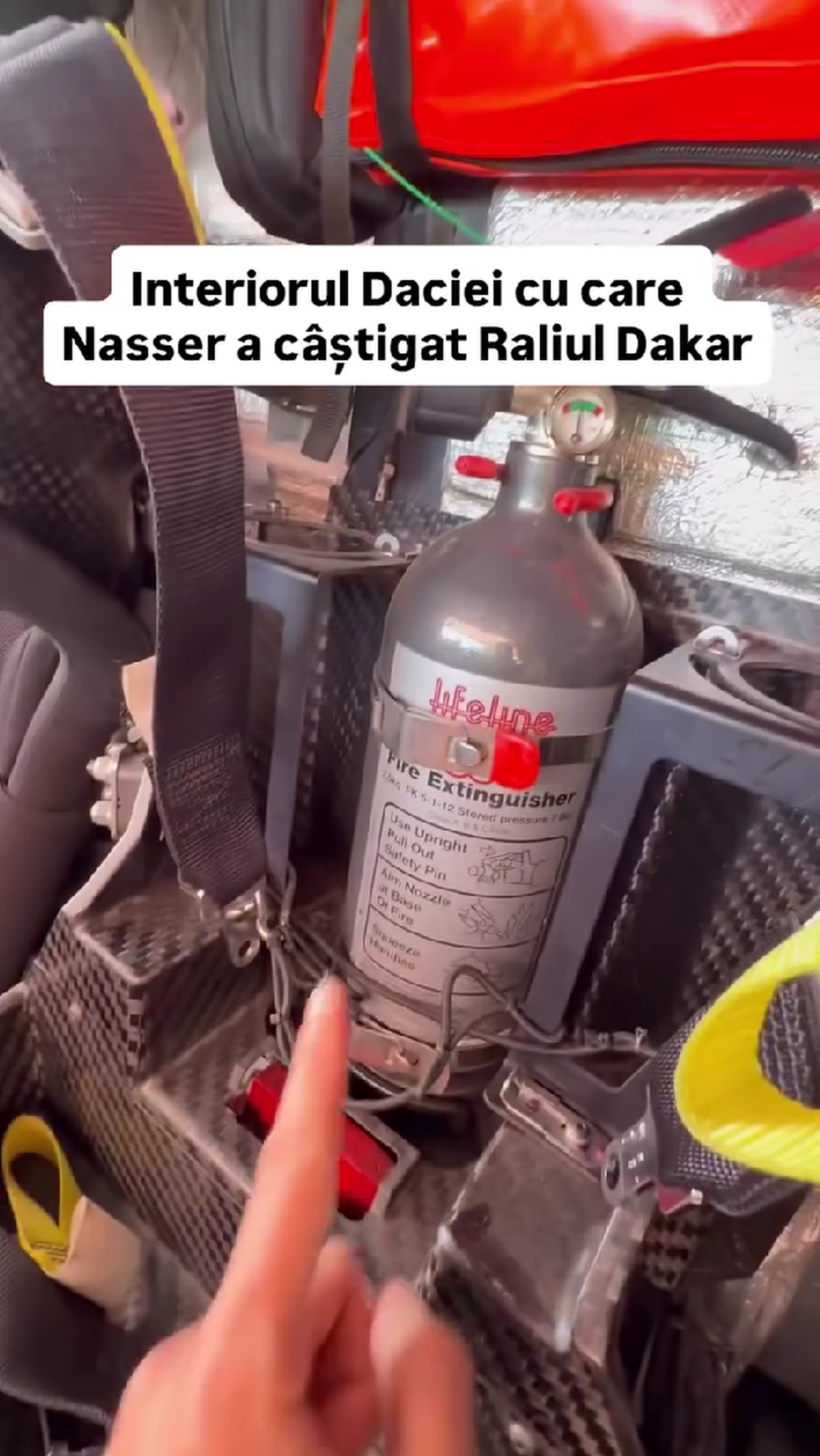 Cum arată interiorul Daciei care a scris istorie la Dakar » Butoane, cabluri, fibră de carbon și soluții „old-school”