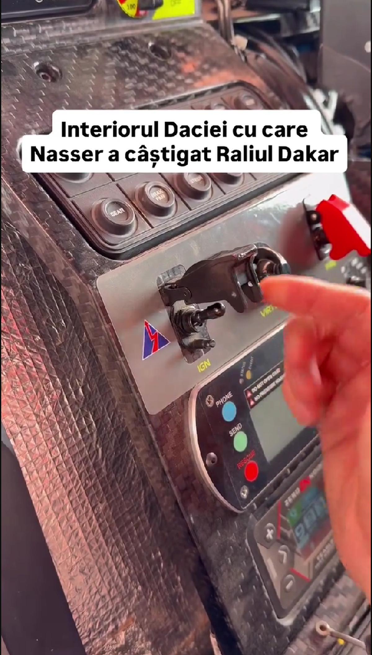 Cum arată interiorul Daciei care a scris istorie la Dakar » Butoane, cabluri, fibră de carbon și soluții „old-school”