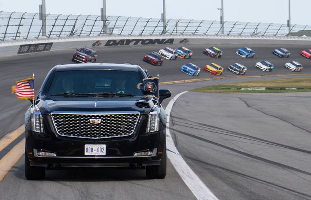 FOTO + VIDEO Donald Trump a dat o tură cu „The Beast” la NASCAR