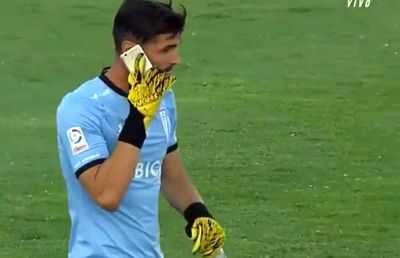 VIDEO + FOTO „A răspuns” la telefon în timpul derby-ului!