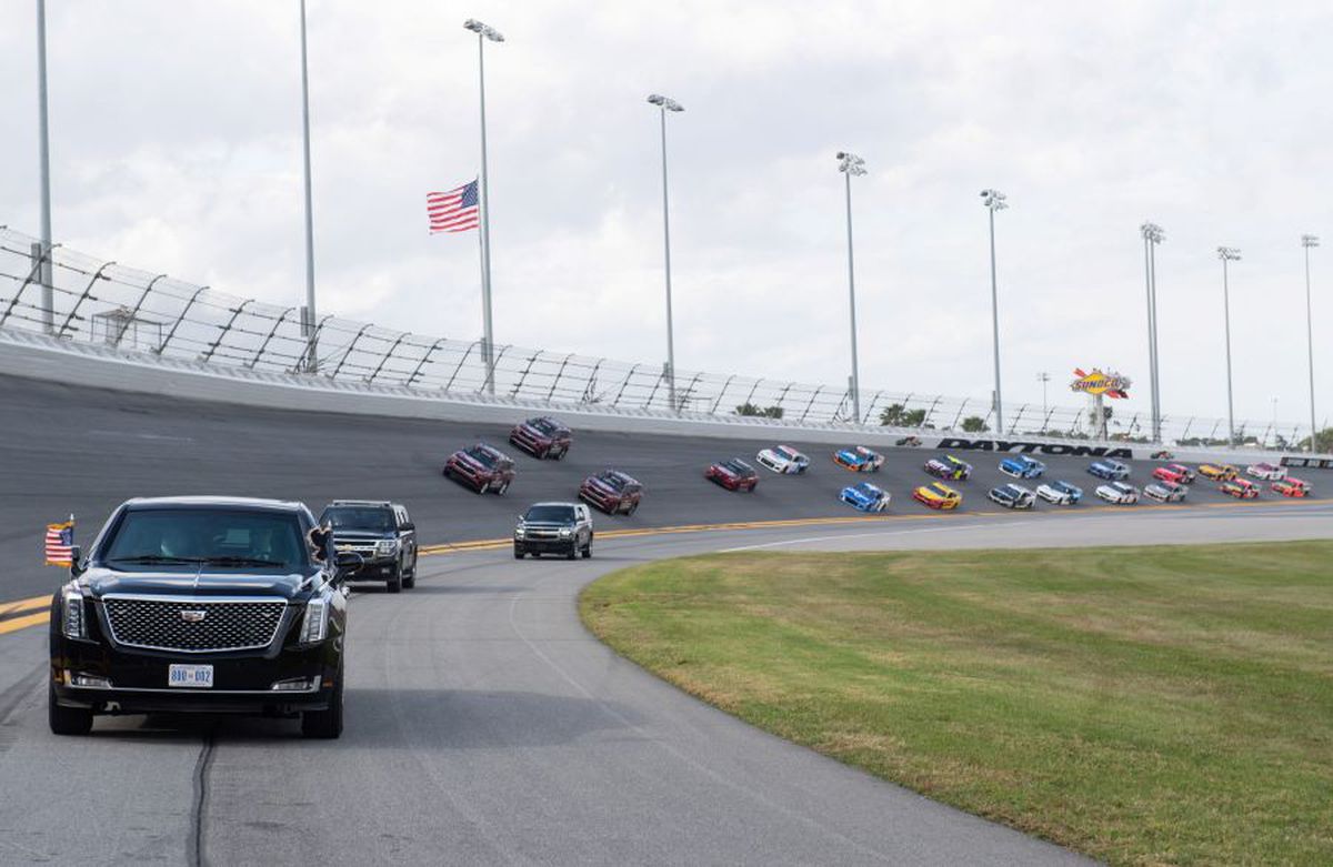 FOTO + VIDEO Donald Trump a dat o tură cu „The Beast” la NASCAR