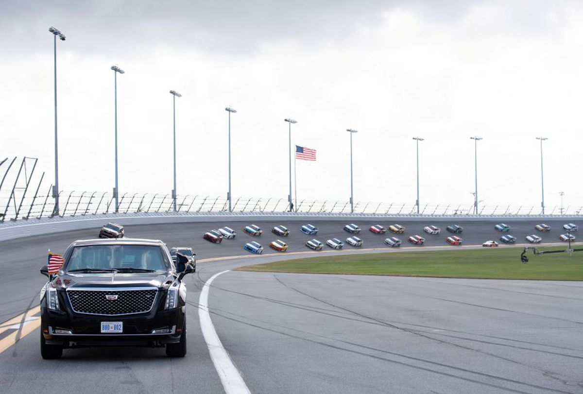 FOTO + VIDEO Donald Trump a dat o tură cu „The Beast” la NASCAR
