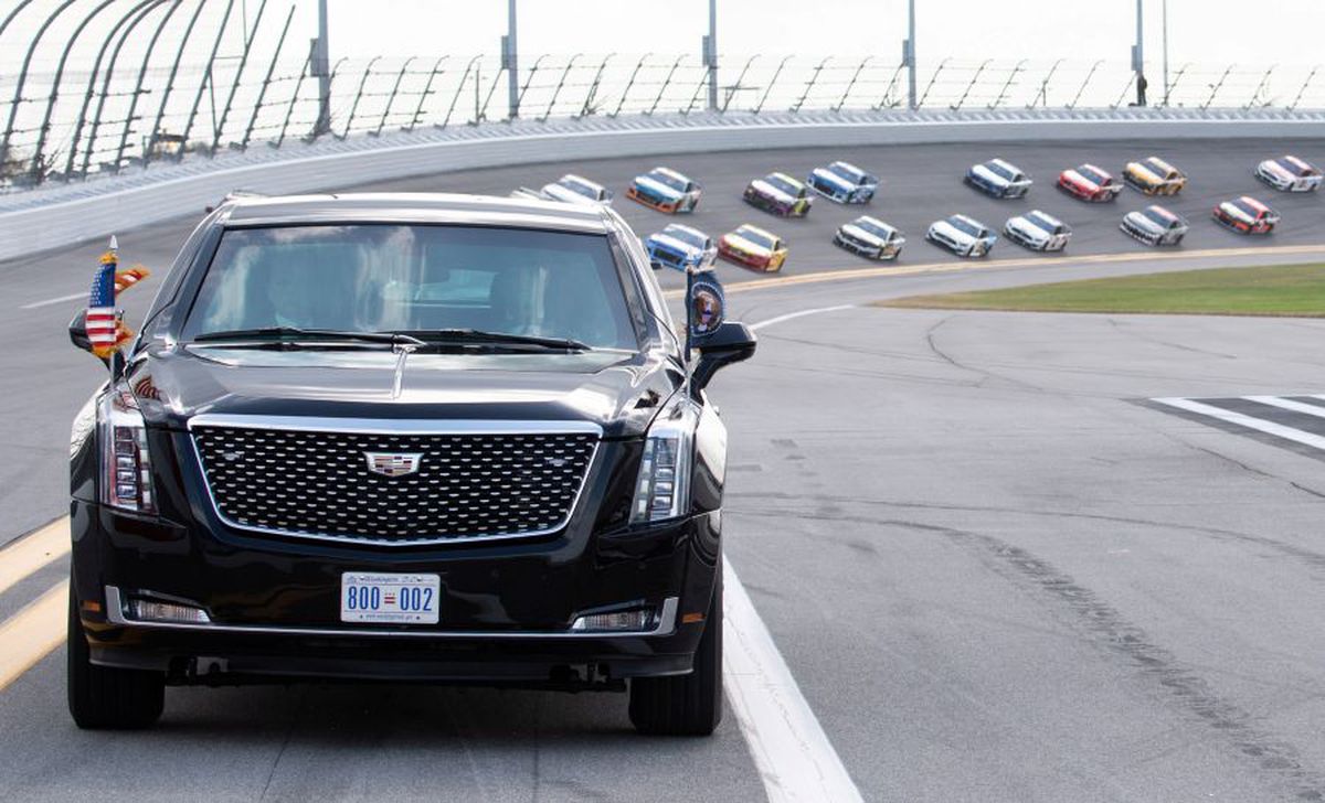 FOTO + VIDEO Donald Trump a dat o tură cu „The Beast” la NASCAR