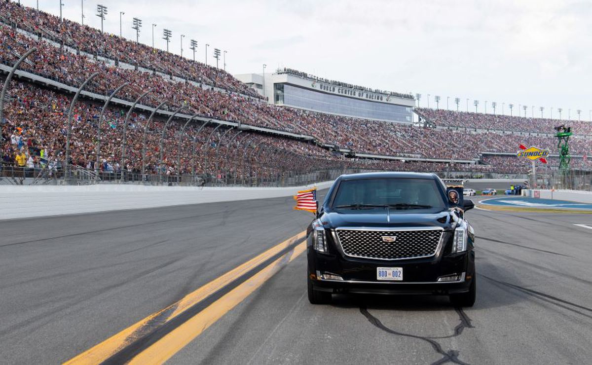 FOTO + VIDEO Donald Trump a dat o tură cu „The Beast” la NASCAR