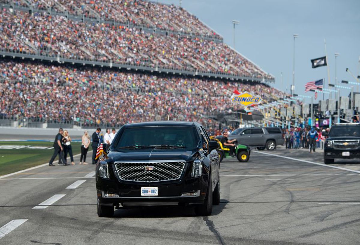 FOTO + VIDEO Donald Trump a dat o tură cu „The Beast” la NASCAR