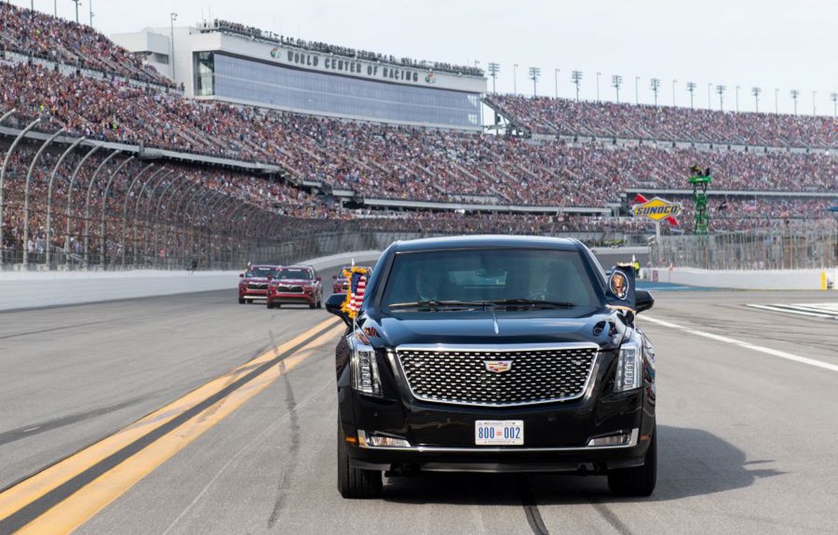 FOTO + VIDEO Donald Trump a dat o tură cu „The Beast” la NASCAR