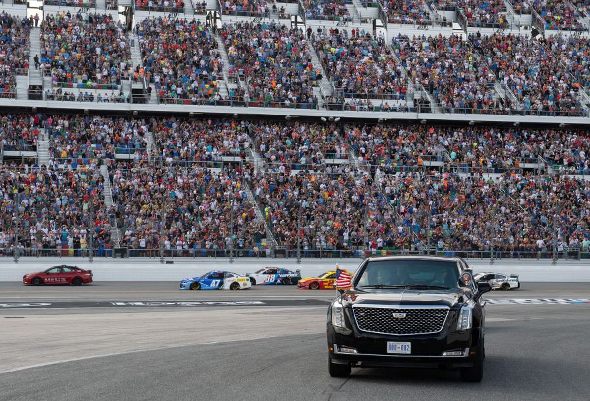 FOTO + VIDEO Donald Trump a dat o tură cu „The Beast” la NASCAR