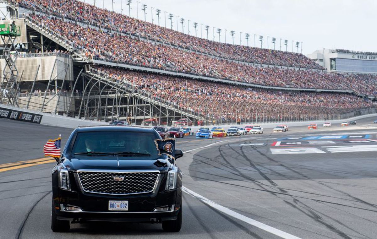 FOTO + VIDEO Donald Trump a dat o tură cu „The Beast” la NASCAR
