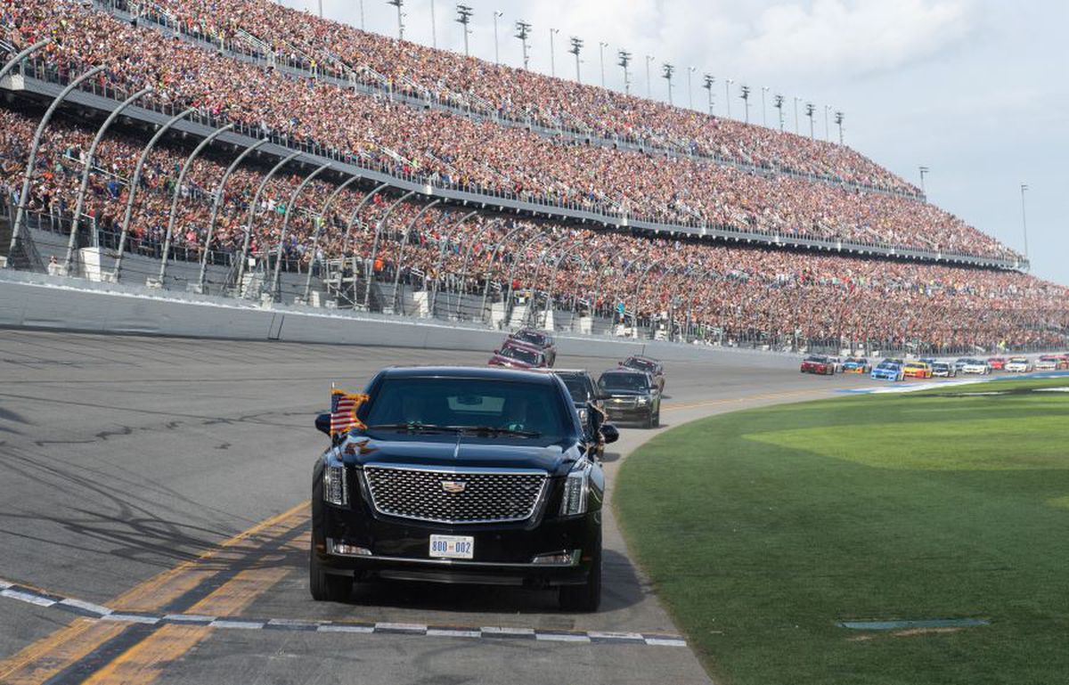 GALERIE FOTO Donald Trump a dat o tură cu „The Beast” la NASCAR