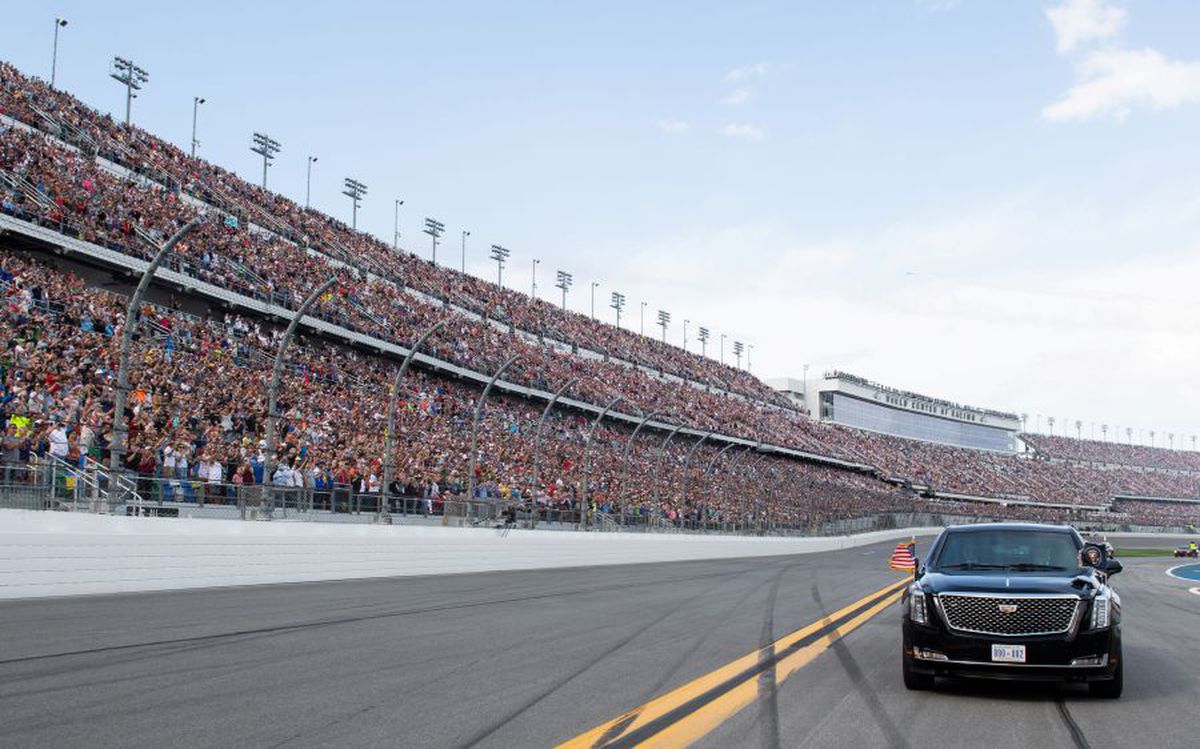 FOTO + VIDEO Donald Trump a dat o tură cu „The Beast” la NASCAR